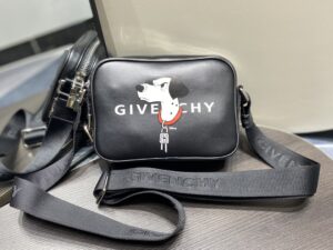 Givenchy G-Essentials Camera Bag