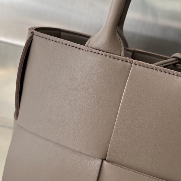 BOTTEGA VENETA BV Mini Arco Tote Bag
