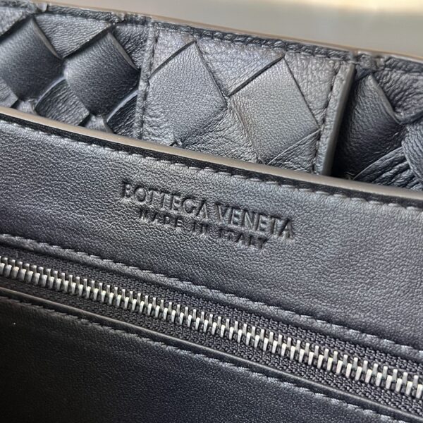 BOTTEGA VENETA MEDIUM ANDIAMO BAG