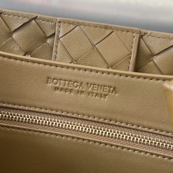 BOTTEGA VENETA MEDIUM ANDIAMO BAG