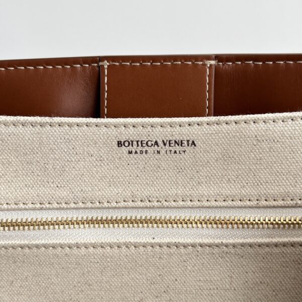 BOTTEGA VENETA MEDIUM ANDIAMO BAG