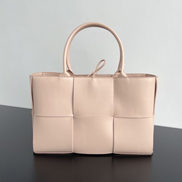 Bottega Veneta BV Medium Arco Tote Bag