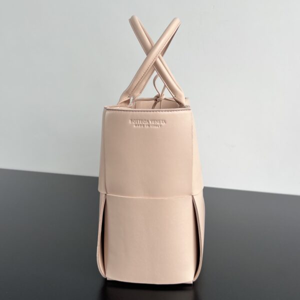 Bottega Veneta BV Medium Arco Tote Bag