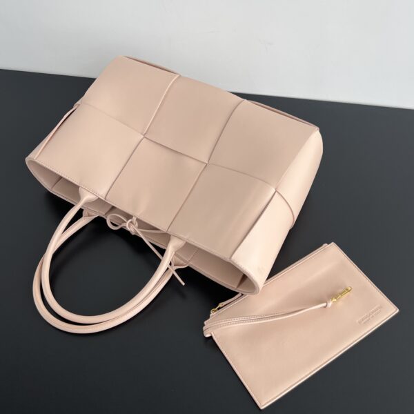 Bottega Veneta BV Medium Arco Tote Bag