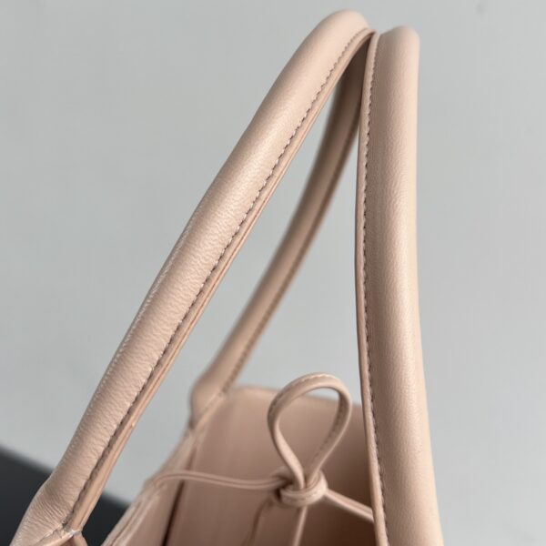 Bottega Veneta BV Medium Arco Tote Bag
