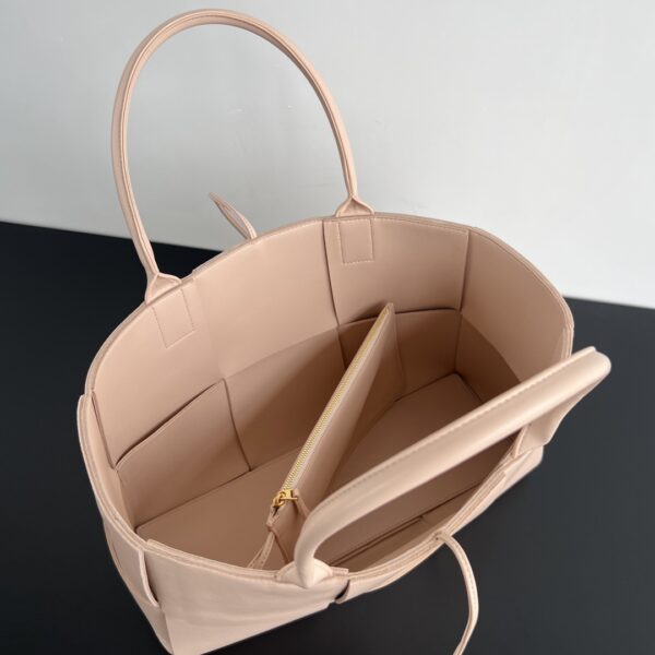 Bottega Veneta BV Medium Arco Tote Bag