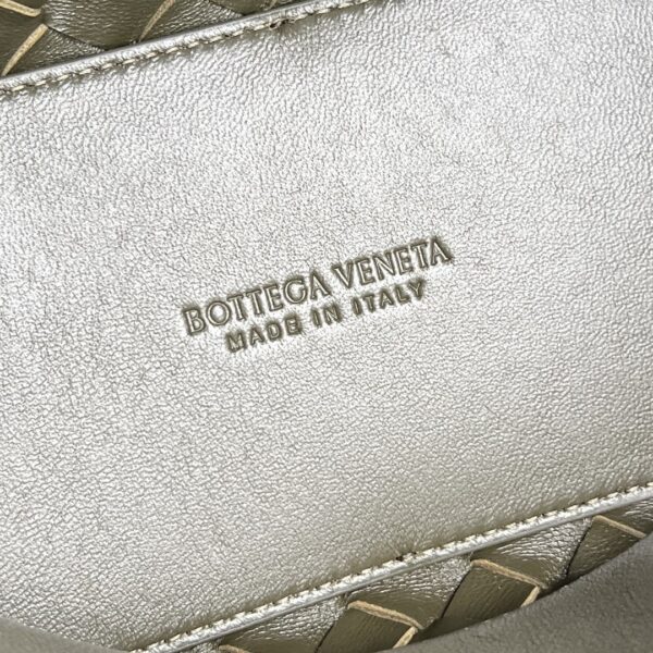 BOTTEGA VENETA BV Small Andiamo With Chain