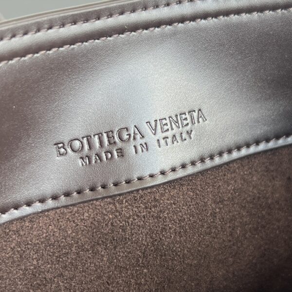 BOTTEGA VENETA Small Liberta Bucket