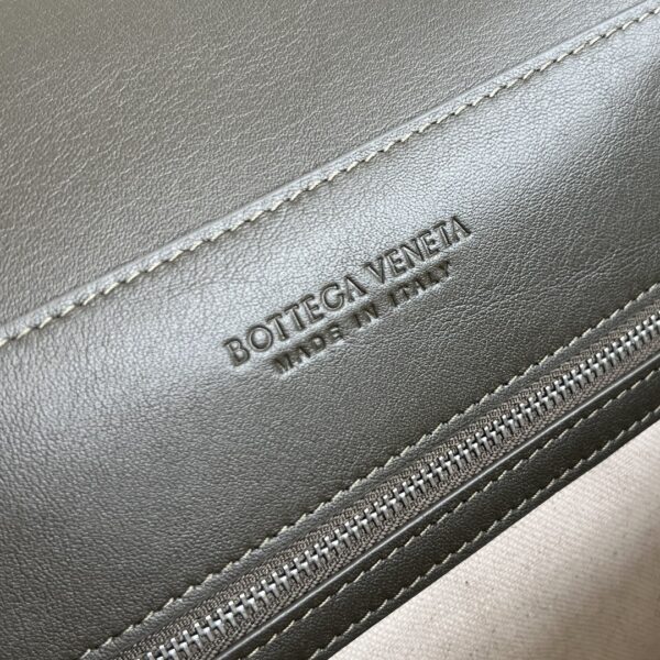BOTTEGA VENETA Small Andiamo Messenger